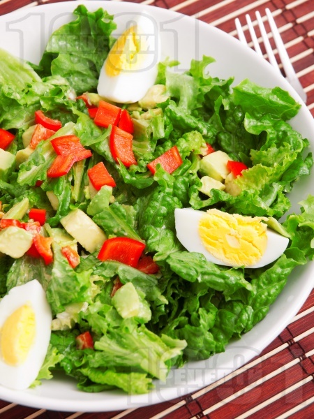Зелена салата с авокадо, яйца и чушки - снимка на рецептата